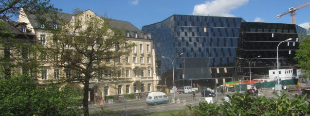 Blick nach Westen am 14.4.2014: Rechts dunkel-wüst der neue Uni-Bibliothekenklotz und links gepflegte Architektur