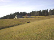 Blick von Osten zum Engel links und Gästehaus rechts am 21.11.2003