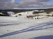 Blick von der Platte zu Schönhöfe nach Westen zu Brosihof, Hinterbauernhof und Baschijörg am 23.12.2003