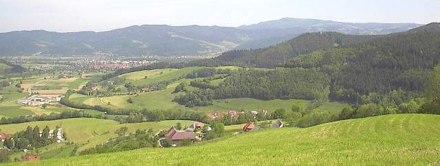 Blick von Oberried über Zastler und Kichzarten zum Kandel im Mai 2002