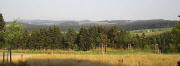 Blick von Neukirch nach Westen übers Tal der Wilden Gutach zur Platte/St.Peter (Windräder)
