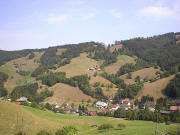 Blick vom Haus Dobel ob Vorderelend nach Norden ber Spielweg zum Gstihl-Hof (Mitte) und Obergipf (links)