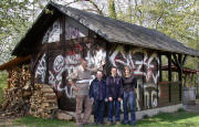 Grillhütte Zarten, Mai 2004: Kurz nach Renovierng durch Schüler wieder verschmiert
