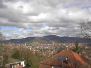 Blick vom Lorettoberg bzw. Hildaturm nach Nordosten auf Freiburgs Altstadt mit Münster und ins Dreisamtal am 14.3.2004