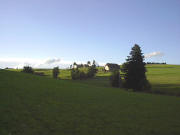 Blick nach Nordwesten zum Bläsibauernhof (Mitte oben) und Kernenhof (rechts) am 22.8.2004