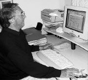 Helmut Heitzmann am PC - Breitnauer Hfechronik in Arbeit