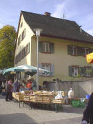 Familie Rudmann beim Alten Littenweiler Rathaus am 23.10.2004
