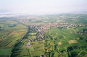Blick nach Sden ber Opfingen nach Tiengen (Mitte), Munzingen (oben), Griestal im Tuniberg (rechts) bis hin zum Schnberg (oben links). Luftbild: Ballon Blau