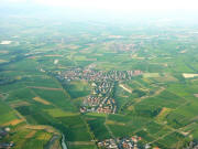 Blick vom Tuniberg nach Süden über Tiengen nach Munzingen (rechts), Mangen (Mitte über der Autobahn) bis zum Scönberg über Schallstadt. Foto: Ballon Blau