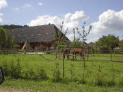 Blick vom Pferdehof nach Südwesten zum Bauernhof am Erlenhof