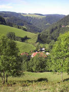 Blick nach Südwesten über den Hogenhof und die Spirzen bis hoch zu Breitnau-Freel am 10.8.2005