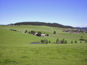 Blick vom Hohwarthof nach Nordosten zu Paulihof (Mitte) und Vogtsjockelshof (rechts) sowie hoch zum Schanzenhäusle am 9.8.2005