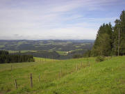 Blick von Bäuerleshütte Breitnau nach Norden über Spirzen bis St.Märgen am 9.8.2005: Fallerhäusle, Tännlehof und Christenherrmanns