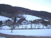 Blick nach Südwesten zum Klausmannshof und Schüsselehof (rechts) am 8.2.2005 abends