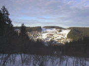Blick von der Schanze nach Norden auf Schonach zum Hornberg abends am 8.2.2005