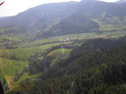 Vom Segelflieger: Blick vom Sommerberg nach Westen über Weilersbach nach Oberried und hoch zum Rappeneck