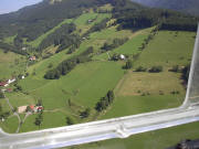 Blick nach Osten ins Weilersbach: Spitzhäusle, Brissen-Berghäusle und Stollenhof (rechts)