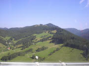 Vom Segelflieger: Blick nach Osten ins Weilersbach (links) hoch zu Häusleberg und Hinterwaldkopf am 17.7.2005