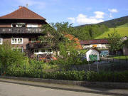 Blick nach Osten zum Albrechtenhof Mitte Mai 2005