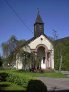 Blick nach Westen zur Holzerhofkapelle im Mai 2005
