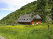 Blick nach Westen zum Holzmacherhaus neben dem Mederlehof im Zastler im Mai 2005