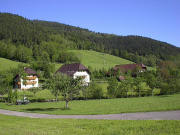 Blick nach Südwesten zum Klausmannshof und Schüsselehof (rechts) am 25.5.2005 morgens