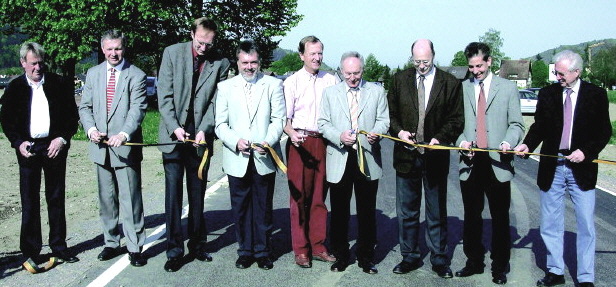 Neun Männer mit Schere am 2.5.2005 an der L 133 beim Ortseingang FR-Ebnet.