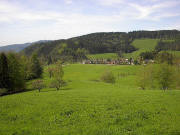 Blick vom Gummenwald nach Westen zu Unteribental-Wickenhof und zur vaterunser-Kapelle (links) am 30.4.2005