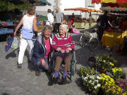 Marktmeisterin Jeanne Fünfgeld mit der ältesten Bauernmarktbesucherin am 8.10.2005, der 98-jährigen Maria Kaier