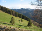 Blick nach Osten übers Zastlertal zum schneebedeckten Feldberg sowie Tote Mann (rechts) am 29.4.2006