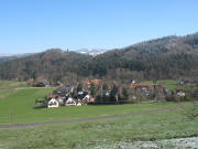 Blick vom Moosbachhof nach Norden über Schupphof und Wiesneck zum schneebedeckten Kandel am 6.4.2006
