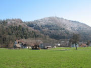 Blick nach Norden über den Vogtshof zum Kappeneck (700 m) am 6.4.2006