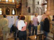 Momentaufnahme am 22.8.2006: Das irritierte gemeine Kirchenvolk vor der Bauwand im Münster