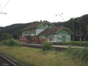 Blick nach Südosten zum graffiti-bemalten Bahnhof Himmelreich am 16.8.2006