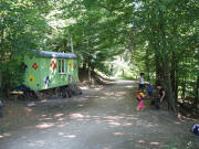 Blick nach Sdosten: Waldhaus der Hobbits am Waldweg hinter dem Jgerhusle am 23.8.2006