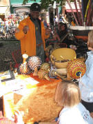 Pape Dieye mit Trommeln und Musikinstrumenten am 31.8.2006 bei Oberlinden am Kunstmarkt
