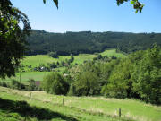 Blick vom Mooshof nach Süden übers Tal zum Burgethof und Kopfrain (rechts) am 18.8.2006