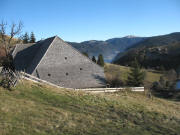 Blick nach S�dosten �bers neu mit Holzschindeln eingedeckte Dach des Schniderlihofs zum Feldberg