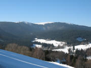 Blick von Bärental nach Westen über Zipfelhof (rechts) und Zipfelmühle zum Feldberg am 4.2.2006