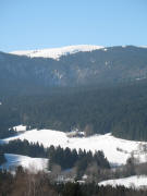 Tele-Blick von Bärental nach Westen über Zipfelmühle zum Feldberg am 4.2.2006