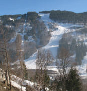 Blick nach Süden zum Ahornbühl-Lift (links) mit Abfahrtspiste über die Kluse (rechts) am 4.2.2006