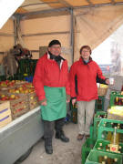 Markenhof und Beckesepp - am 4.2.2006 bei -5 Grad im warmen Zelt auf dem Littenweiler Bauernmarkt