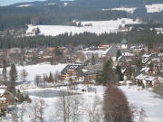 Tele-Blick vom Kesslerhang nach Norden zur Kirche von Hinterzarten am 24.1.2006