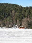Blick nach Nordwesten über den zugefrorenen Titisee zum Campingplatz Weiherhof am 16.1.2006