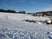 Blick nach Westen über den Windeck-Skihang zu Michelthomilishof (oben) und Scherzingerhof am 7.1.2006