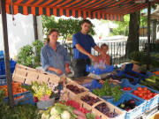 Frau Fischer mit Tochter und Sohn am 22.7.2006 auf dem Bauernmarkt