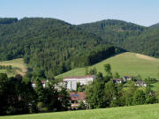 Blick von Ahlenbach nach Norden zur Reha-Klinik am 17.7.2006