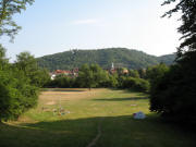 Blick nach Norden über die Sternwaldwiese zum Schloßbergturm am 24.7.2006