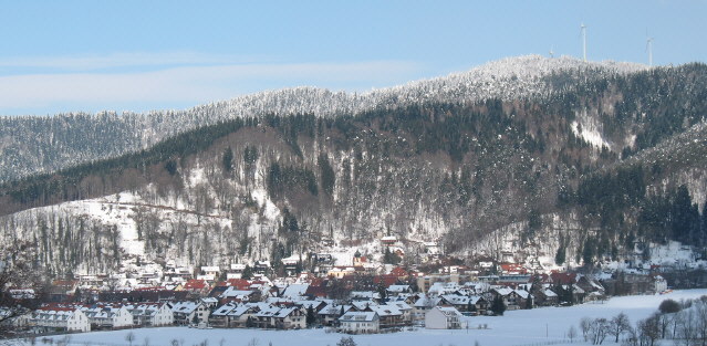Blick von Littenweiler auf Ebnet und die Windräder am Roßkopf am 5.3.2006