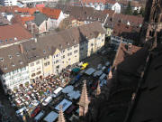 Blick nach Norden vom Münsterturm zu Rappen (links) und Stadtbibliothek am 18.3.2006